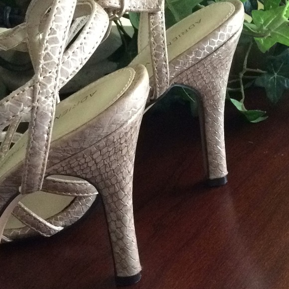 ADRIENNE VITTADINI SIZE 6 GOLD GROVIS DRESS SANDAL - Picture 8 of 8
